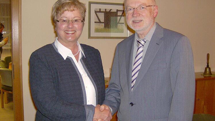 Herausforderin Edeltraut Rösner gratuliert dem Bürgermeister Wolfgang Rast zu seiner Wiederwahl.