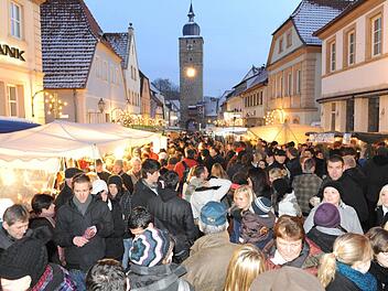 So ein Gedränge herrscht in den Abendstunden beim Eberner Weihnachtsmarkt am Marktplatz.FT-Archivfoto: Ronald Rinklef