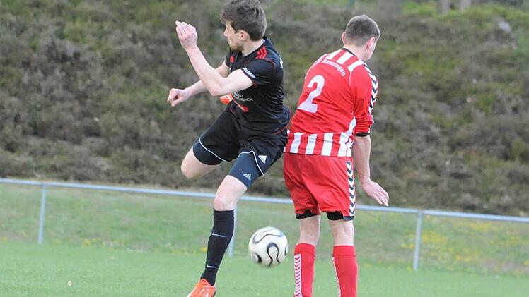 Szene vom Pokalspiel des FC Reichenbach (dunkle Trikots) gegen den TSV Rannungen. Foto: Hopf