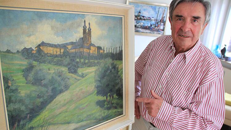 Ernst Paul Wagner mit einem Ölgemälde von Elisabeth Kühn aus dem Jahr 1946, das sich in seinem Besitz befindet. Foto: Matthias Einwag