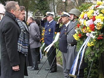 Am Volkstrauertag zogen Persönlichkeiten des öffentlichen Lebens, Reservisten und Bürger zum Mahnmal in der Pestalozzistraße, um den Opfern der beiden Weltkriege zu gedenken. In diesem Jahr trauerte man aber auch um die Opfer des Pariser Terroranschlags. Fotos: Stephan Stöckel