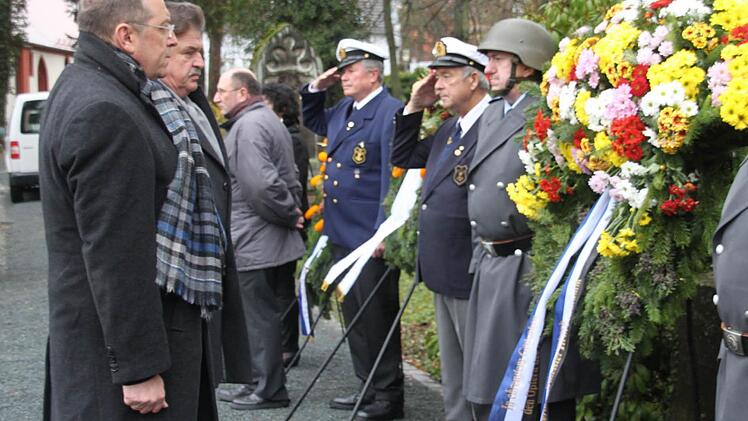 Am Volkstrauertag zogen Persönlichkeiten des öffentlichen Lebens, Reservisten und Bürger zum Mahnmal in der Pestalozzistraße, um den Opfern der beiden Weltkriege zu gedenken. In diesem Jahr trauerte man aber auch um die Opfer des Pariser Terroranschlags. Fotos: Stephan Stöckel