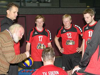 Trainer Horst Hanke (vorn, l.) schöpfte seine Auszeiten zwar voll aus, doch letztlich konnte der TVE auch in Marktredwitz eine weitere 1:3-Niederlage nicht verhindern. Foto: Dietz
