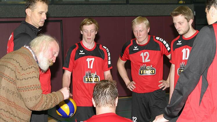Trainer Horst Hanke (vorn, l.) schöpfte seine Auszeiten zwar voll aus, doch letztlich konnte der TVE auch in Marktredwitz eine weitere 1:3-Niederlage nicht verhindern. Foto: Dietz