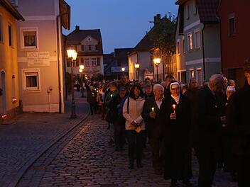 In der Steinwegstraße sorgten die Straßenlaternen und einige beleuchtete Fenster für eine andächtige Stimmung.  Foto: Barbara Herbst