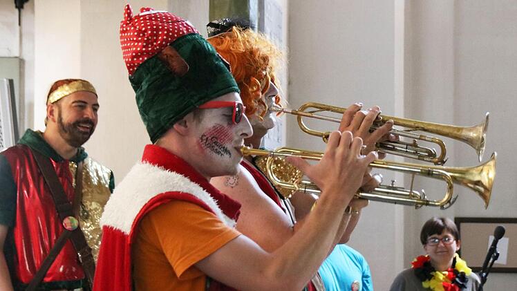 Toller Auftritt: Die Quastenflosser werden bei ihrem Auftritt in der Heilig-Kreuz-Kirche von zahlreichen begeisterten Zuhörern gefeiert. Foto: Jochen Berger