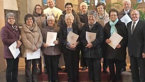 Sie wurden für ihre jahrzehntelange Tätigkeit im Kirchenchor St. Cäcilia ausgezeichnet. Foto: Uli Vogel