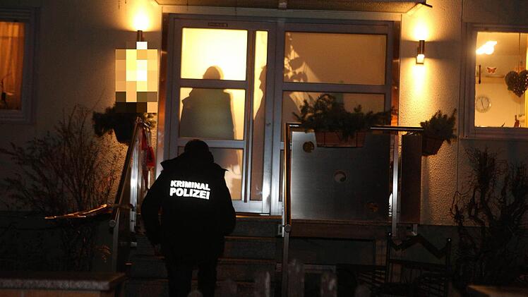 In Iphofen im Landkreis Kitzingen in Unterfranken wurden am Dienstagabend (14. Februar 2017) zwei Leichen entdeckt. Offenbar hat sich ein Familiendrama abgespielt. Foto: NEWS5 / Herse