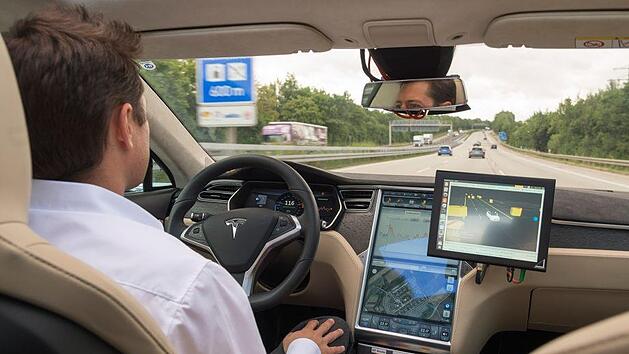 Das Auto wird zum Chauffeur, der Fahrer zum Passagier: Mit dem Autobahnpiloten, der laut Bosch ab 2020 serienreif sein soll, ist hochautomatisiertes Fahren  auf Autobahnen bald schon m&ouml;glich.Bosch