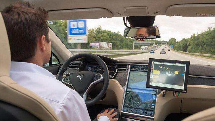 Das Auto wird zum Chauffeur, der Fahrer zum Passagier: Mit dem Autobahnpiloten, der laut Bosch ab 2020 serienreif sein soll, ist hochautomatisiertes Fahren  auf Autobahnen bald schon möglich.Bosch