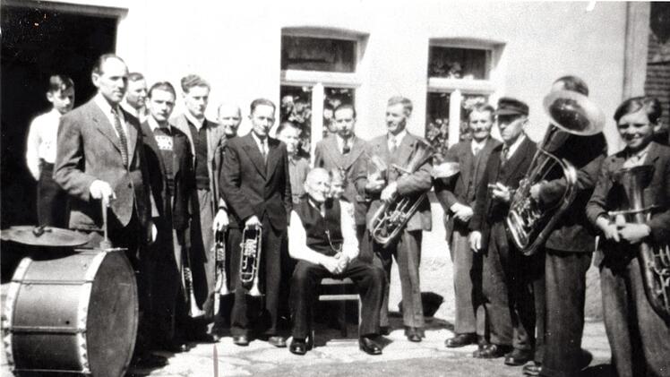 So sah die Musikkapelle Mitte des 20. Jahrhunderts aus.Archiv Riedenberger Musikanten
