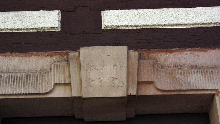 &Uuml;ber dem Eingang des Hauses Oberhacken 12 befindet sich die Inschrift "1788 CFW" - sie weist auf Christian Felix Weith hin. Foto: Erich Olbrich
