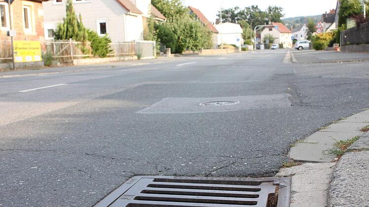 Straßeneinlauf an der Neuenseer Straße in Michelau. Hier darf man nicht einfach Schmutzwasser oder Essensreste entsorgen. Foto: Ramona Popp
