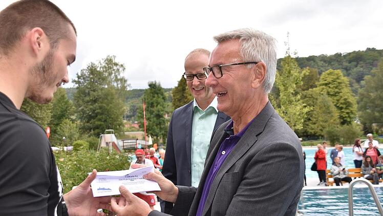 Oliver Vo&szlig; und Stephan Pr&ouml;schold &uuml;berreichten an den Gewinner Jonathan St&uuml;binger eine Saisonkarte. Foto: Uschi Prawitz