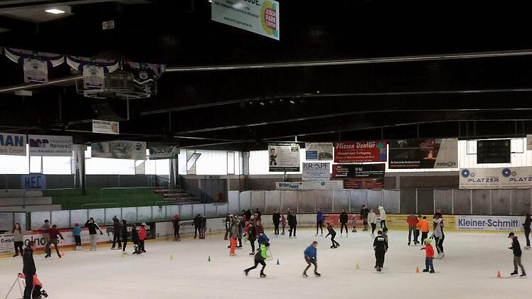 Viele Besucher sind am Samstag zur "Eiszeit" im H&ouml;chstadter Eisstadion gekommen.  Fotos: Britta Schnake