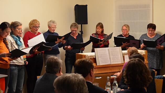 Die "Lichtenfelser Frauenkl&auml;nge" umrahmten den Abend mit Musik und begeisterten die G&auml;ste.  Foto: Peter Zillig