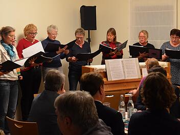 Die "Lichtenfelser Frauenklänge" umrahmten den Abend mit Musik und begeisterten die Gäste.  Foto: Peter Zillig