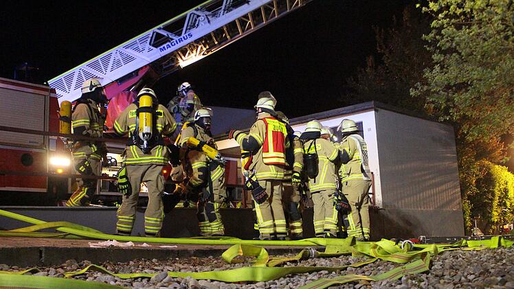 Flammen schlagen aus Reihenhaus