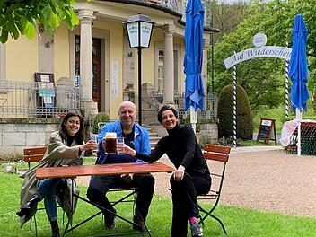 Das Team vom Lola´s: Marie Samer (v.l.), Detlev Schmidkunz und Pia Zachmann  freuen sich auf Gäste. Auf dem Foto fehlt Inhaber Gerhard Hofweber. Foto: Zachmann/Selbstauslöser