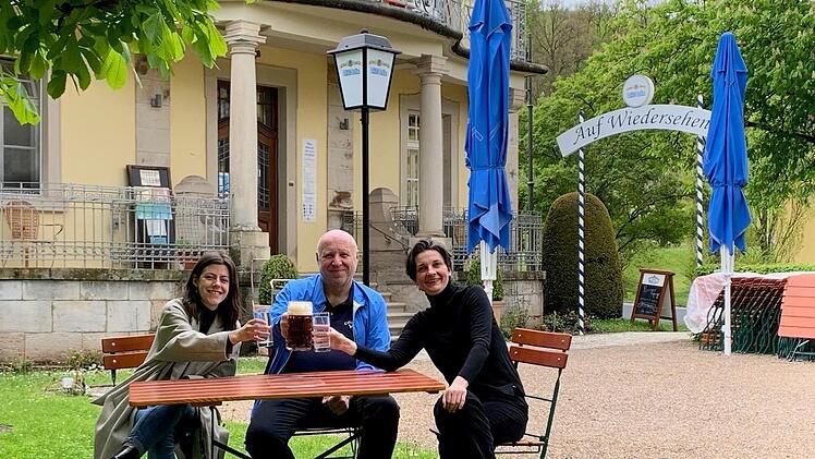 Das Team vom Lola´s: Marie Samer (v.l.), Detlev Schmidkunz und Pia Zachmann  freuen sich auf Gäste. Auf dem Foto fehlt Inhaber Gerhard Hofweber. Foto: Zachmann/Selbstauslöser