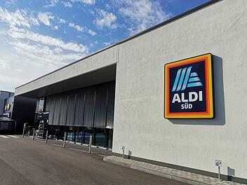 Supermarkt/Discounter: Logo einer Aldi-Filiale