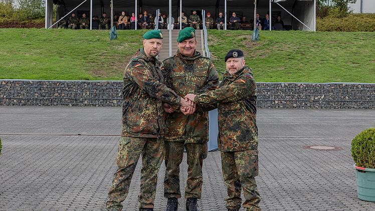 Die Inspektionschefs Oberstleutnant Daniel Klein (links) und Oberstleutnant Dirk Mäder (rechts) werden von Oberstleutnant Hans-Joachim Lieb verabschiedet.