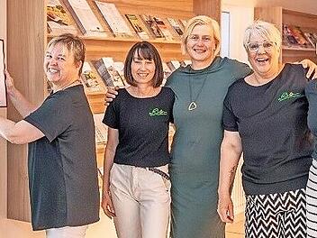 Aufh&auml;ngen des neuen Zertifikats: (von links) Carmen Zinsler-Maul (TI Kreuzberg), Svea Horn (Bad Neustadt), Jeannette Reich (Abteilungsleitung Service und Vertrieb), Tanja Flatt (TI Oberbach), Swantje Voll (TI Oberbach).