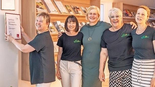 Aufh&auml;ngen des neuen Zertifikats: (von links) Carmen Zinsler-Maul (TI Kreuzberg), Svea Horn (Bad Neustadt), Jeannette Reich (Abteilungsleitung Service und Vertrieb), Tanja Flatt (TI Oberbach), Swantje Voll (TI Oberbach).