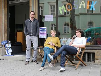 Lorenz Ullein, Jana Witschard und Anna Weith (von links) vor ihrem Umsonstladen in der Luitpoldstraße in Bamberg. Die Idee dahinter: kein Geld für Ware.  Foto: Matthias Hoch