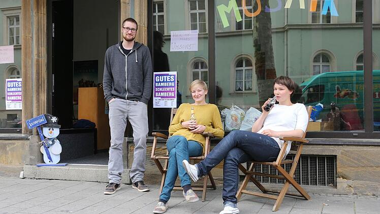 Lorenz Ullein, Jana Witschard und Anna Weith (von links) vor ihrem Umsonstladen in der Luitpoldstraße in Bamberg. Die Idee dahinter: kein Geld für Ware.  Foto: Matthias Hoch