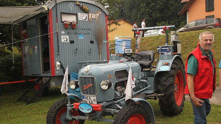 Einige Bulldogfreunde sind so mit ihren Oldies verwachsen, dass sie sogar mit eigenem Wohnmobil im Schlepptau unterwegs sind wie hier aus Burghaslach.