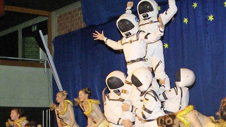 Die Fuschter Showtanzgarde präsentierte eine rassige Space-Show. Foto: Winfried Ehling