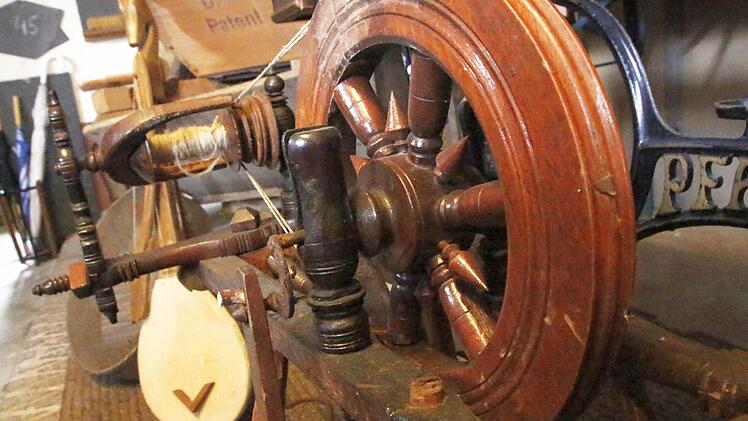 Ein Spinnrad und eine Nähmaschine von anno dazumal gehören auch zu Häfners Sammlung. Foto: Josef Hofbauer