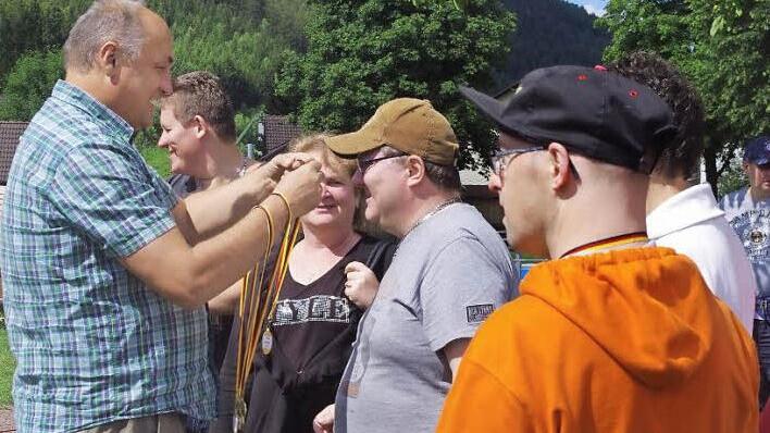 Diplom-Sozialpädagoge Andreas Eimecke ehrt die "Gold-Helden". Foto: Heike Schülein