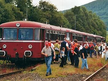 Nächster Halt Wildflecken: Das Bild stammt aus dem Jahr 2001 und zeigt das rote Bähnle, das einst durchs Sinntal zuckelte. Foto: Sammlung Jürgen Lieb