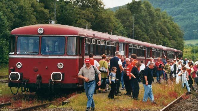Nächster Halt Wildflecken: Das Bild stammt aus dem Jahr 2001 und zeigt das rote Bähnle, das einst durchs Sinntal zuckelte. Foto: Sammlung Jürgen Lieb