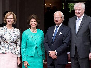 Das Foto zeigt Karin Seehofer, Königin Silvia von Schweden, König Carl Gustaf von Schweden und Ministerpräsident Horst Seehofer (v.l.) am 24.07.2017 vor dem Eingang des Prinz-Carl-Palais in München. Foto: Alexander Heinl/dpa