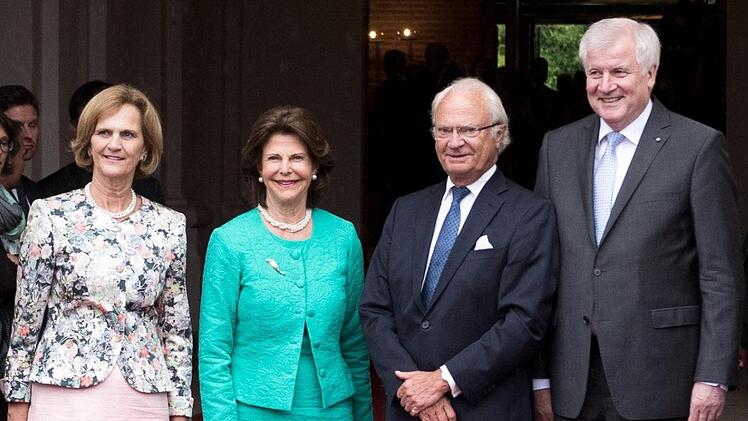 Das Foto zeigt Karin Seehofer, Königin Silvia von Schweden, König Carl Gustaf von Schweden und Ministerpräsident Horst Seehofer (v.l.) am 24.07.2017 vor dem Eingang des Prinz-Carl-Palais in München. Foto: Alexander Heinl/dpa
