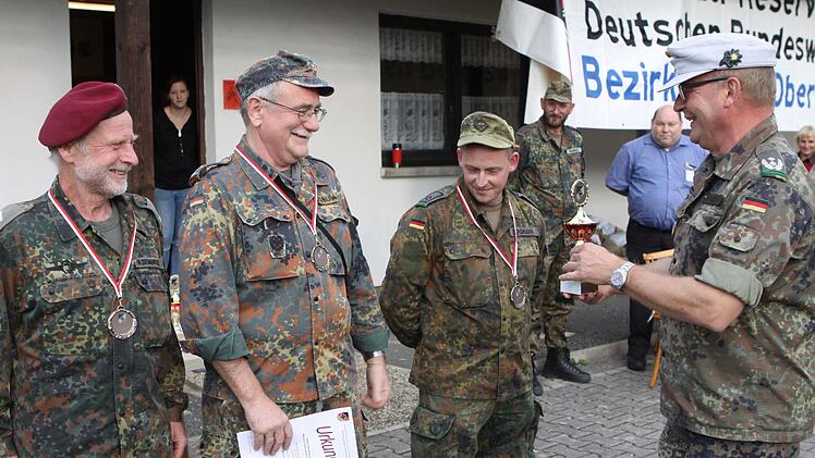 Die RK Nordhalben mit (v.l.) Heinz Demantke, Horst Schnura und Tobias Bausemann belegte als beste Mannschaft aus dem Landkreis Kronach dem 3. Platz bei der Oberfränkischen Reservistenmeisterschaft in Wallenfels. Mit im Bild der Gesamtverantwortliche Obererstleutnant Richard Eichhorn. Michael Wunder