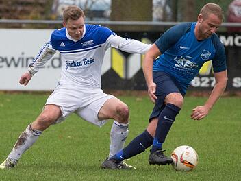 Mit einer K&ouml;rpert&auml;uschung versucht der Lettenreuther Alexander Partsch (blau) Mario Totzau zu entkommen. Foto: Heinrich Wei&szlig;
