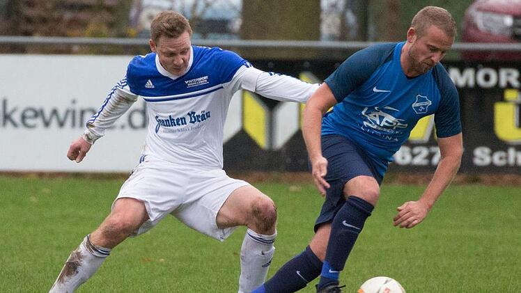 Mit einer K&ouml;rpert&auml;uschung versucht der Lettenreuther Alexander Partsch (blau) Mario Totzau zu entkommen. Foto: Heinrich Wei&szlig;
