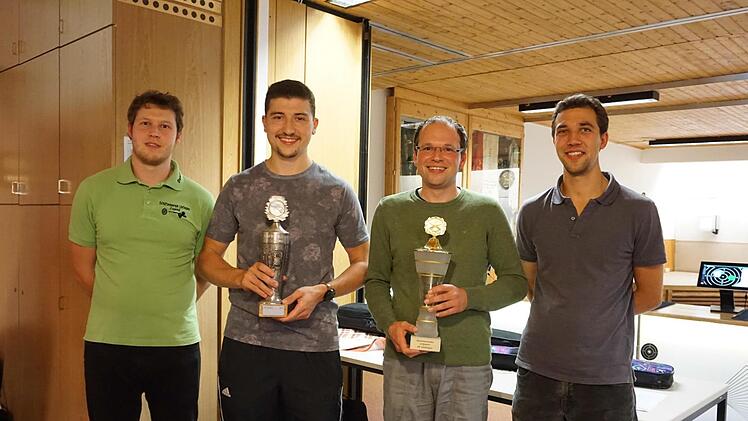 Schützenmeister Daniel Gießl (links) und Zweiter Schützenmeister Anton Sauter (rechts) rahmen die Vereinsmeister der Unfindener Schützen, Tobias Piechaczek (Zweiter von links) mit der Luftpistole und Mirko Streng mit dem Luftgewehr (Zweiter von rechts), ein.Gerold Snater