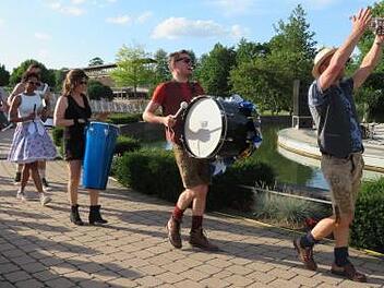 Zu Beginn der Show spazierte  die Band mitten durch das Publikum gleich den kubanischen La-Comparsa-Trommelgruppen.Monika Schütz