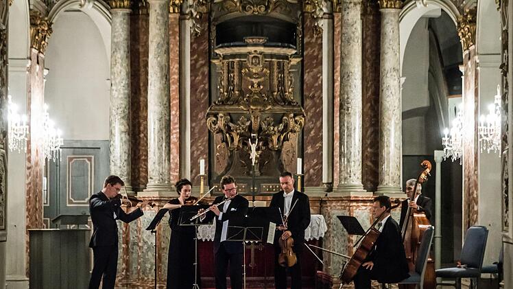 Die Kammerphilharmonie Köln präsentierte beim Konzert in der Coburger Schlosskirche ein populäres Programm von Vivaldi bis Offenbach.Foto: Jochen Berger