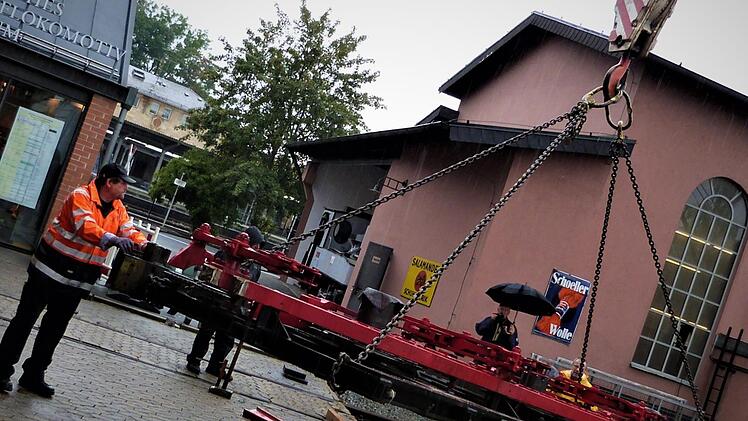 Das Triebwerk wurde in seine Einzelteile zerlegt und mit einem Schwerlastkran in das künftige Eingangsgebäude gehoben. Foto: Werner Reißaus