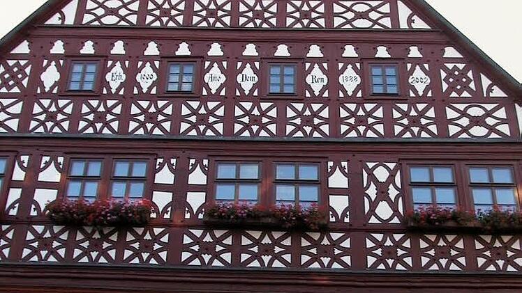 Repräsentativ soll es sein und zum Ortsbild passen, das neue Domizil der Direktion. Am Marktplatz nutzt sie zurzeit das Fachwerk-Rathaus.