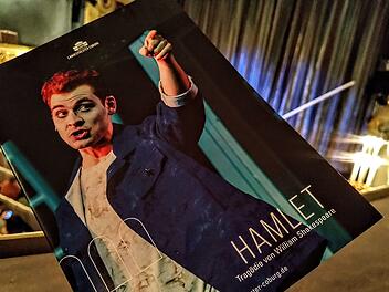 Die Neuinszenierung von Shakespeare "Hamlet" erlebte am Samstag ihre Live-Premiere am Landestheater Coburg.Foto: Jochen Berger