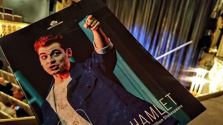 Die Neuinszenierung von Shakespeare "Hamlet" erlebte am Samstag ihre Live-Premiere am Landestheater Coburg.Foto: Jochen Berger