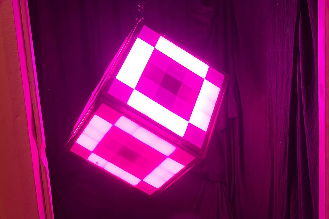 Eine magische Kulisse mit effektvoll platzierter Lichtkunst.