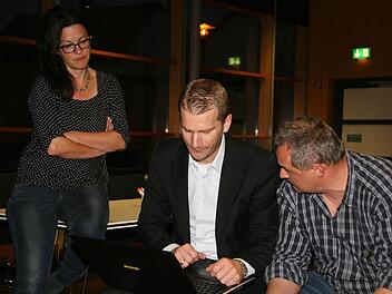 Andrea Lorenz vom Planungsbüro Meyer-Schwab-Heckelsmüller, Stefan Loch und Hans Arneth (v.l.) beim Diskutieren. Foto: Sylvia Hubele